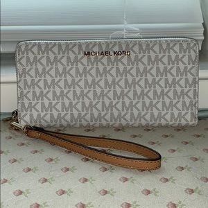 White Micheal Kors Wristlet/wallet